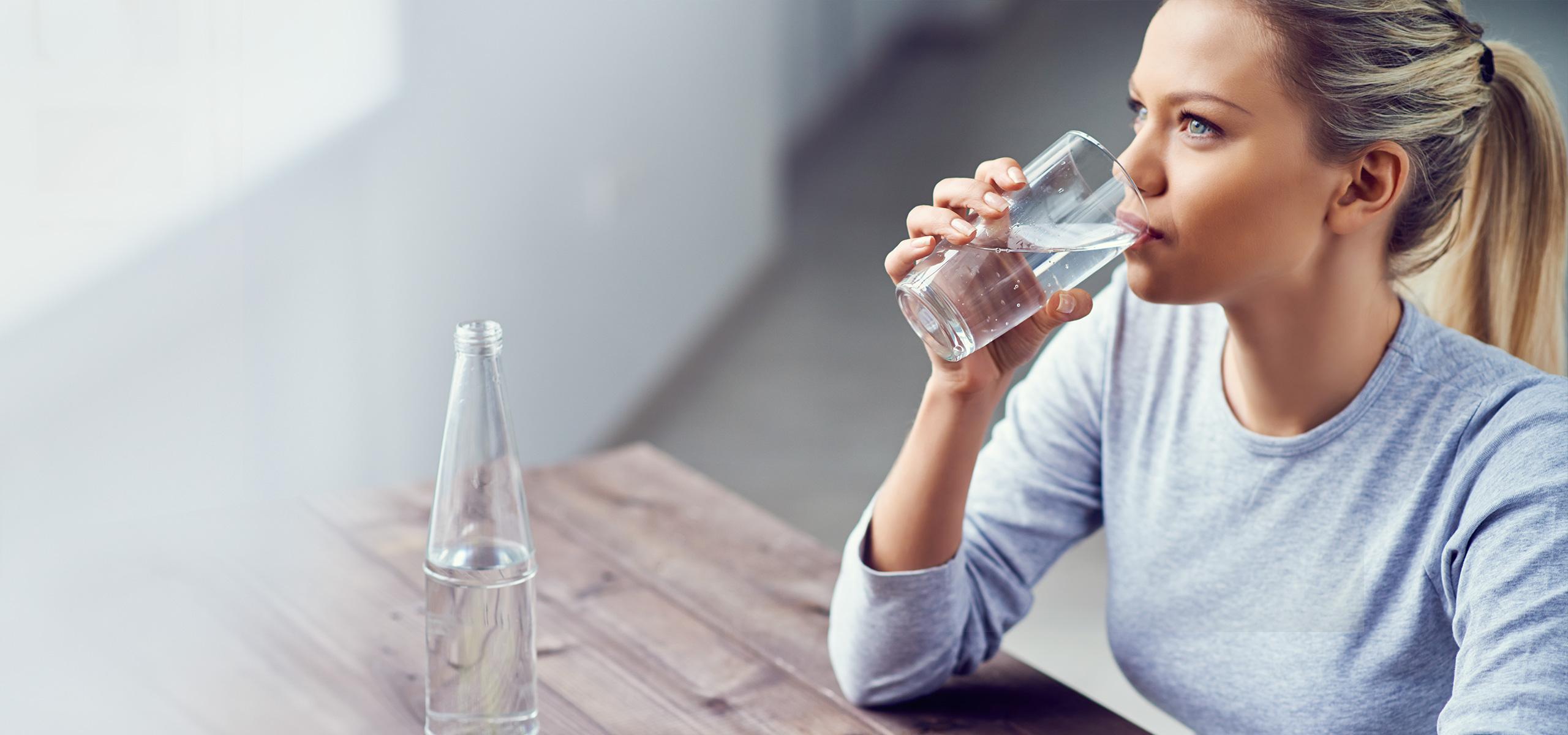 BRITA necessidades hidratação mulher a beber