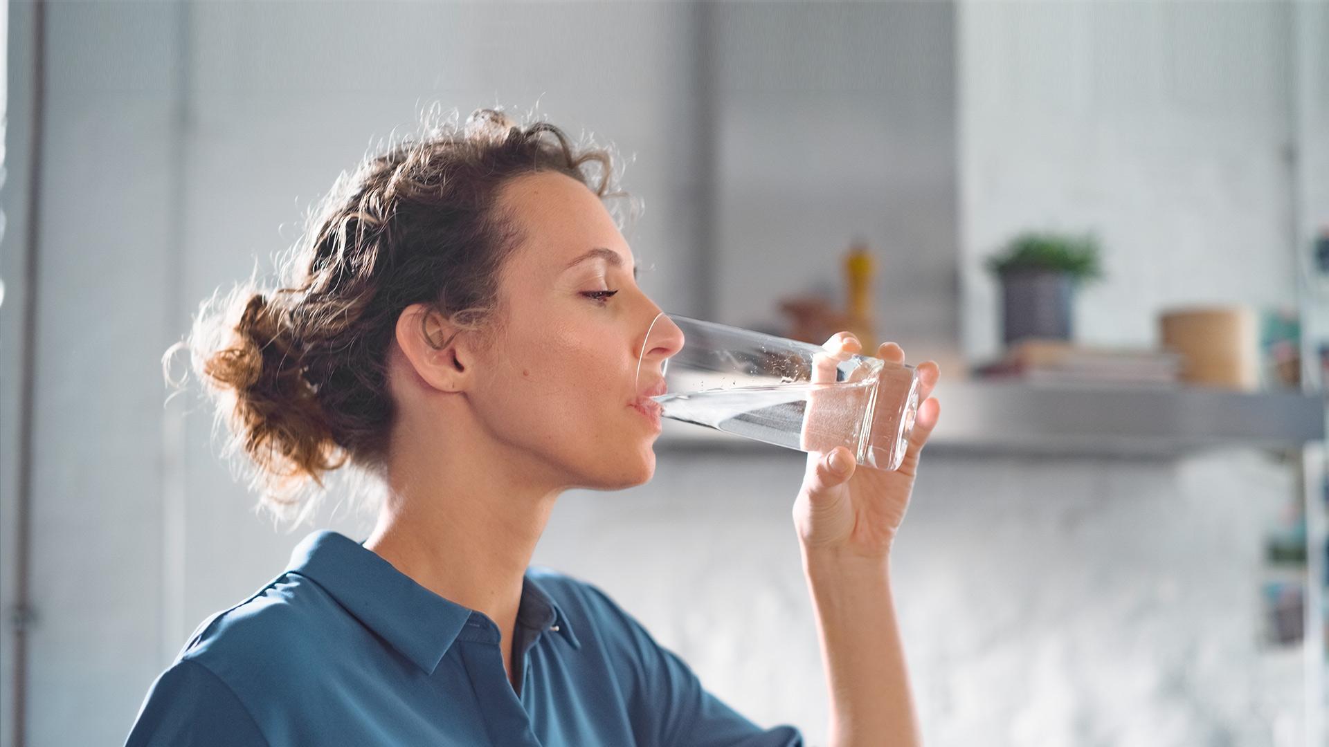 Consumer - Stage header mobile 12000x1600 woman drinking water in kitchen