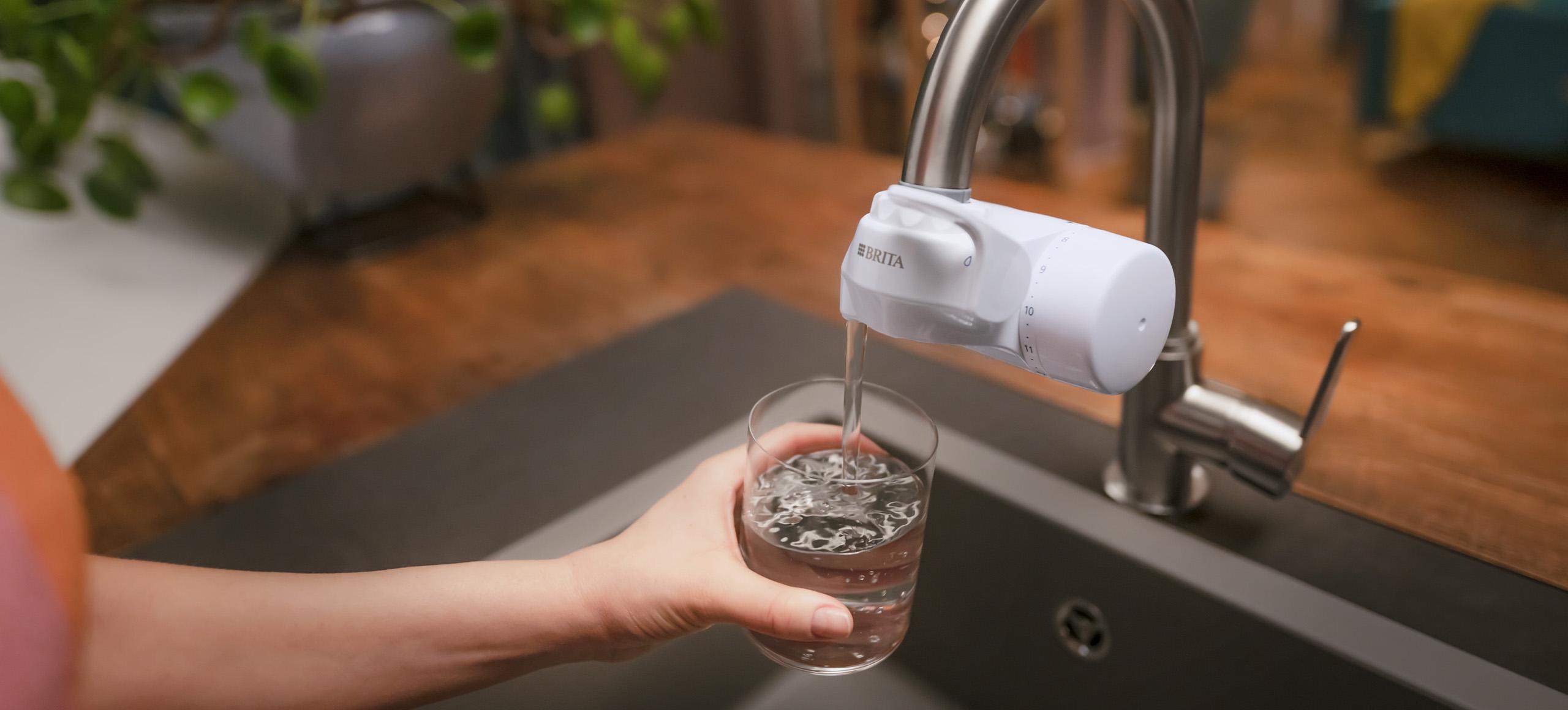 Чаша с вода, филтрирана със системата за филтриране на вода BRITA ON TAP V